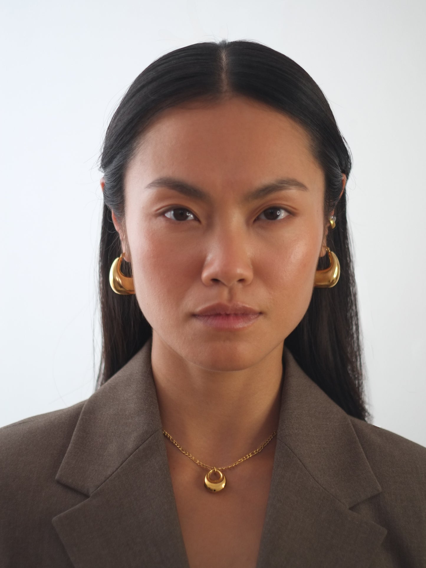The Phira 18k Gold Plated Tarnish-Free Oval Pendant Necklace