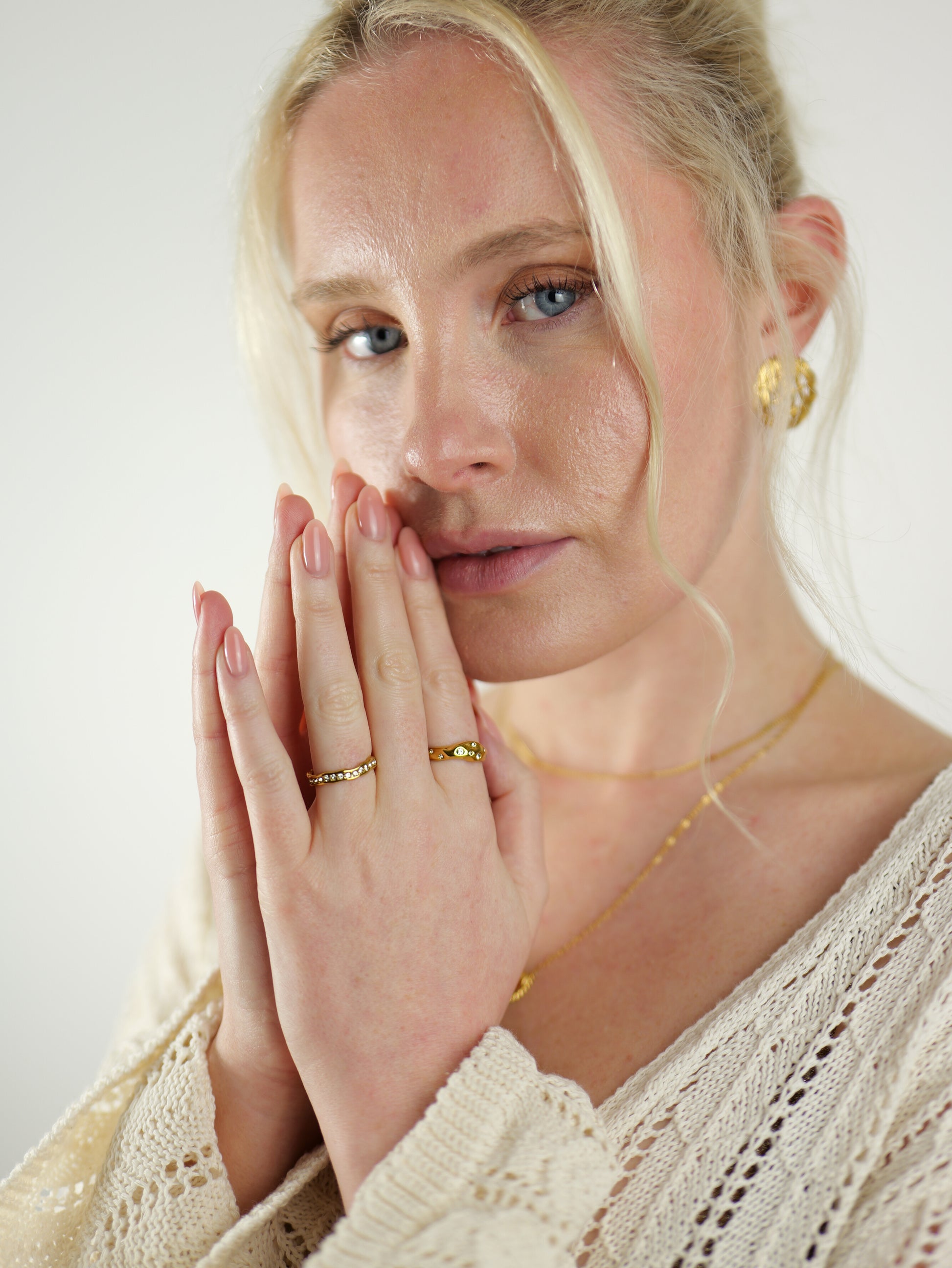 gold-crystal-organic-hammered-stacking-ring-stainless-steel-tarnish-free-jewellery-waterproof-ember-and-stone