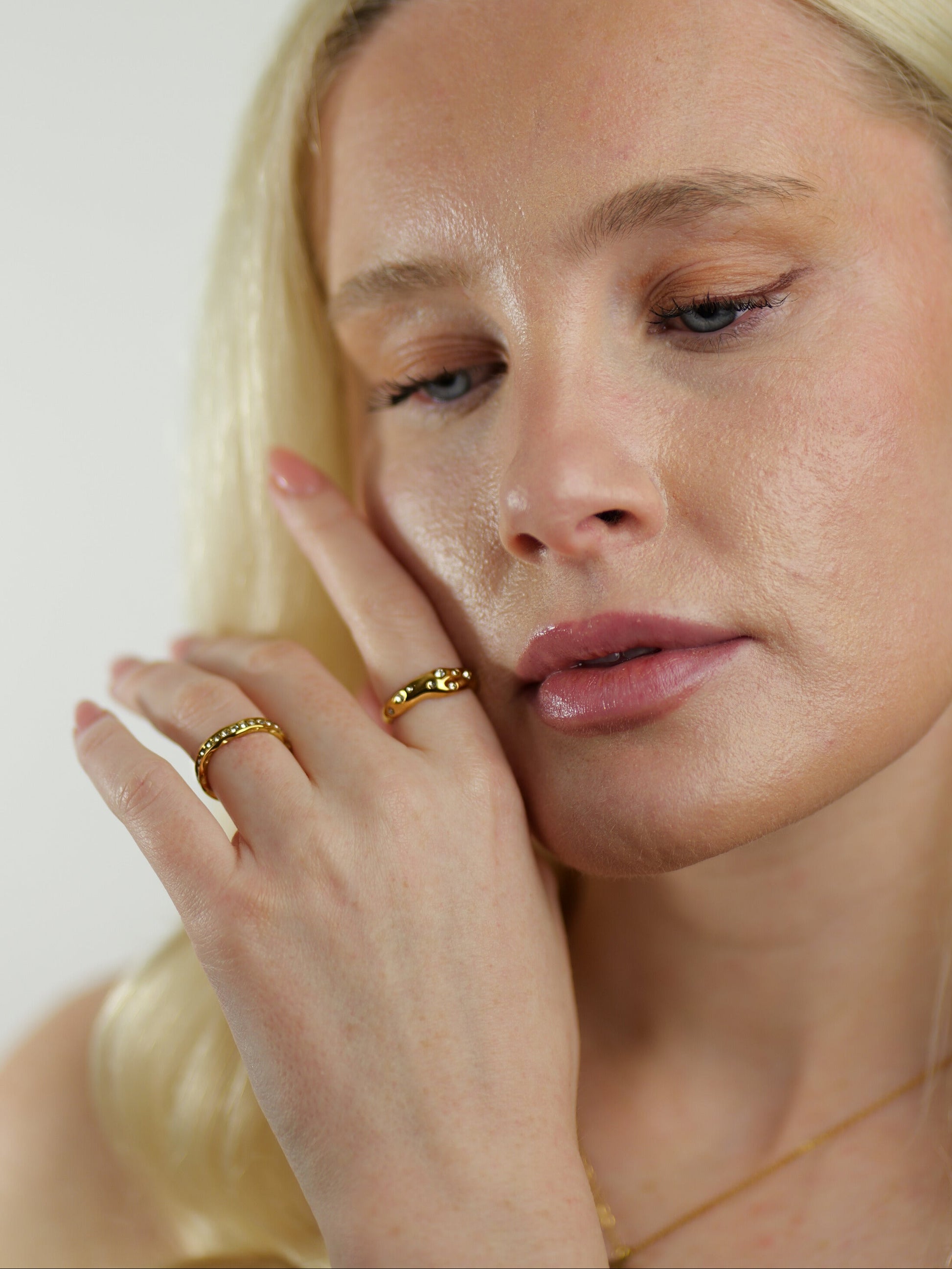 gold-crystal-organic-hammered-stacking-ring-stainless-steel-tarnish-free-jewellery-waterproof-ember-and-stone