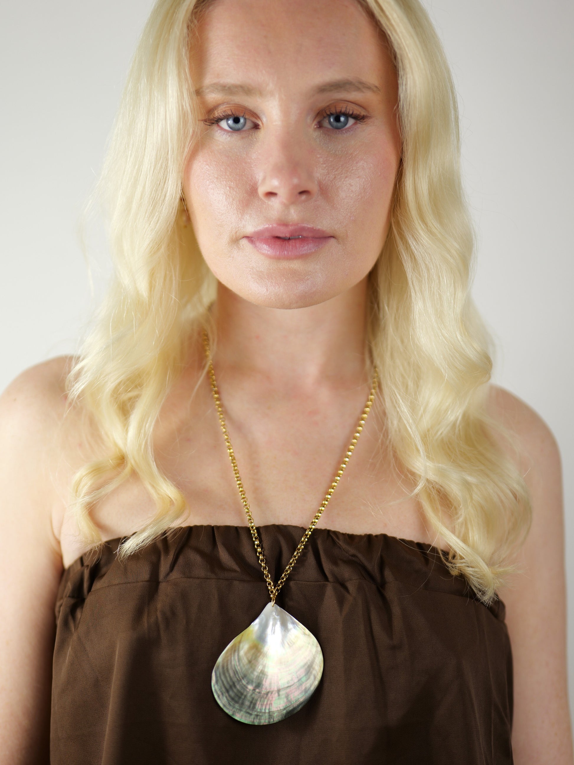 gold-real-natural-shell-collar-necklace-summer-jewellery-stainless-steel-tarnish-free-jewellery-waterproof-ember-and-stone-3_59a2fa3e-43cd-4396-8567-5d71ff8d13bd